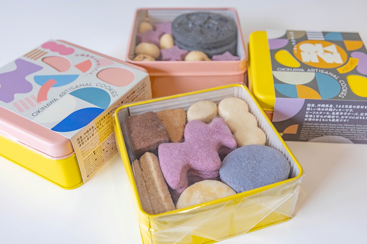 「沖縄素材の⼿作りクッキー⽸」8種×4枚ずつ、合計32枚2700円（手前）、「おつまみクッキー⽸」8種×4枚ずつ、合計32枚2700円（奥）