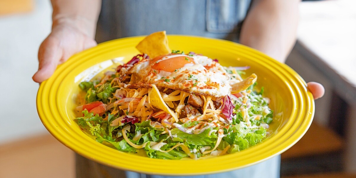 【沖縄】首里の穴場カフェ「PICO食堂」で味わう、ゴロゴロお肉のタコライス