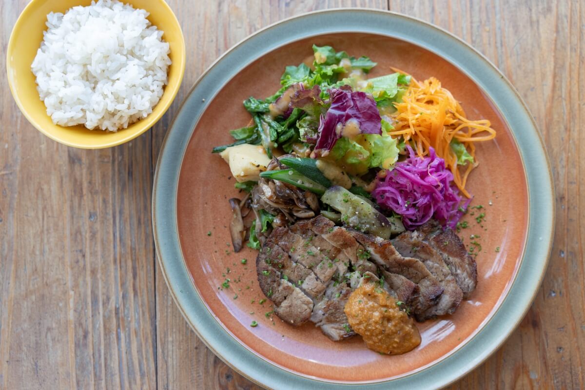 「県産厚切りローストポーク」サラダ付き 1490円。フライドポテト付き1390円もある