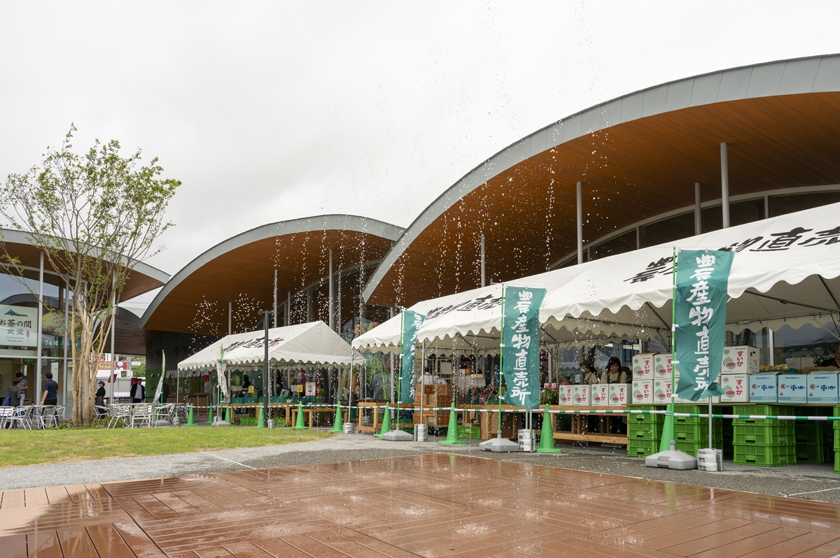 『道の駅 そらっと牧之原』農産物直売所の前には野菜や花の販売屋台が並び、広場には噴水も