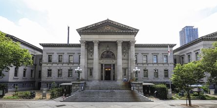 大阪府立中之島図書館 │ ギリシア神殿のような大阪の知的ランドマークで建築とカフェを楽しむ