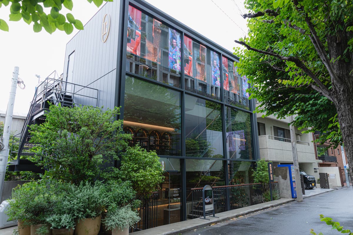 建物上部にあるデジタルサイネージには、雑誌に登場したセレブやモデルなどの映像が流れる