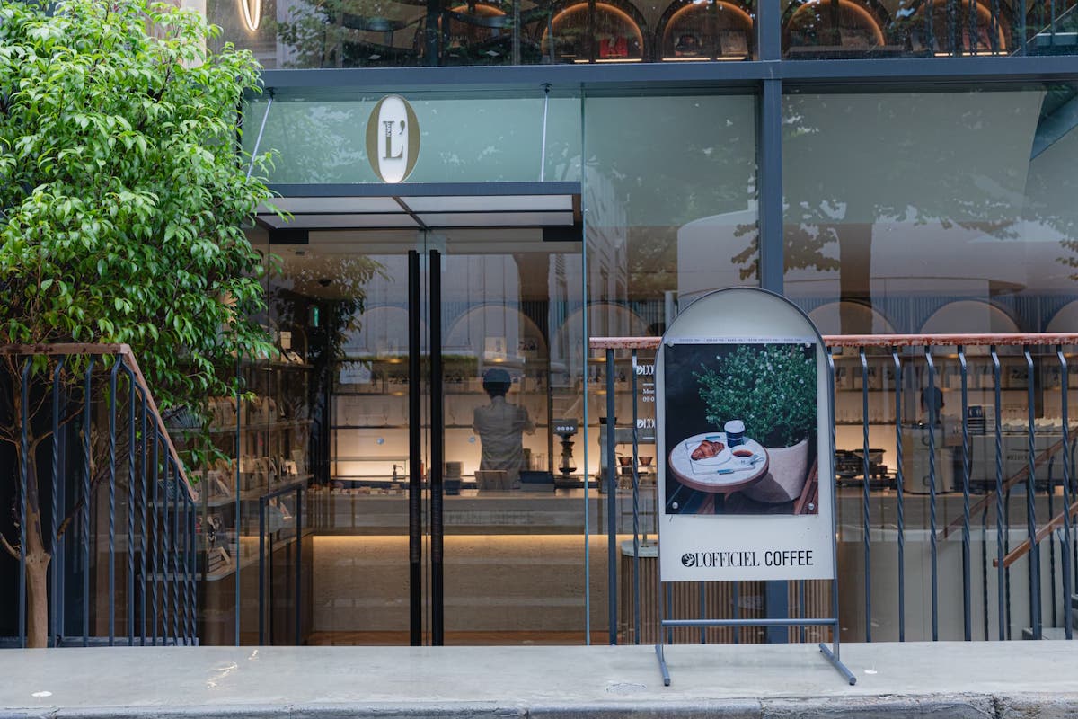 入り口横にはテラス席も備わる