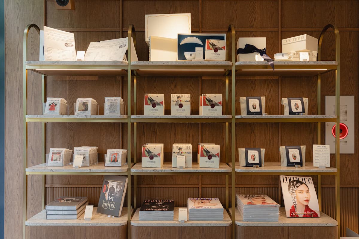 日本版『L'OFFICIEL JAPAN』は最新号からバックナンバーも並ぶ