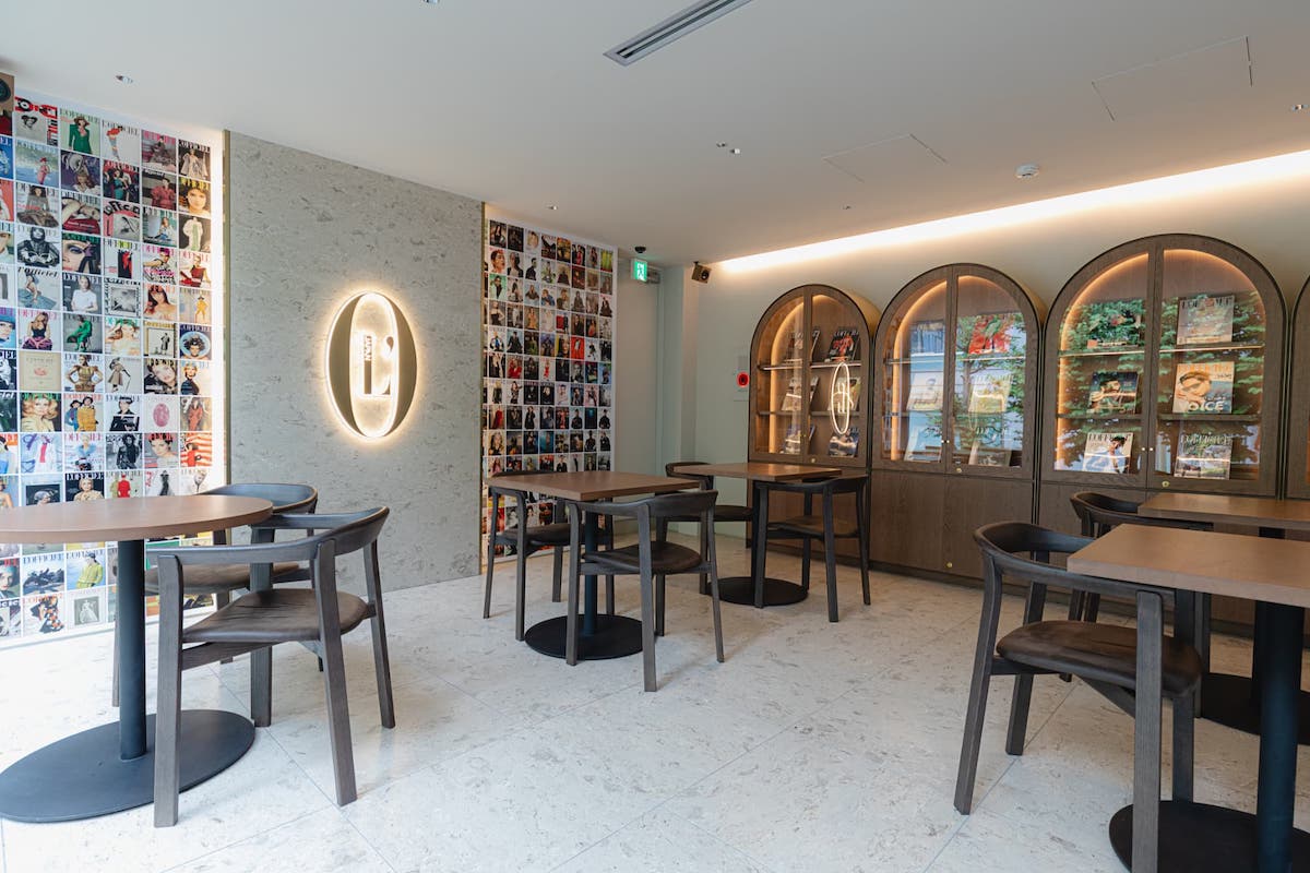 大きな窓から日が差し込む明るい店内