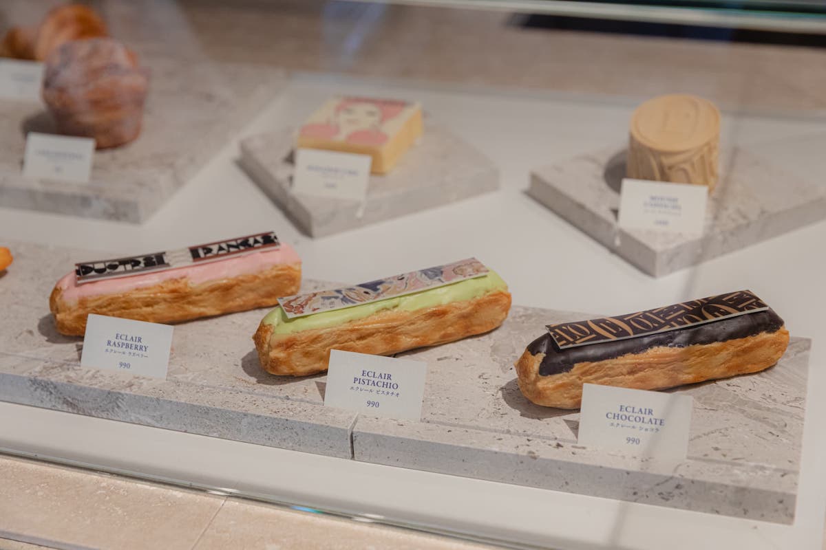 オーダーカウンターに並ぶスイーツ。手前は「エクレール」各990円、（写真右から）ラズベリー、ピスタチオ、ショコラ