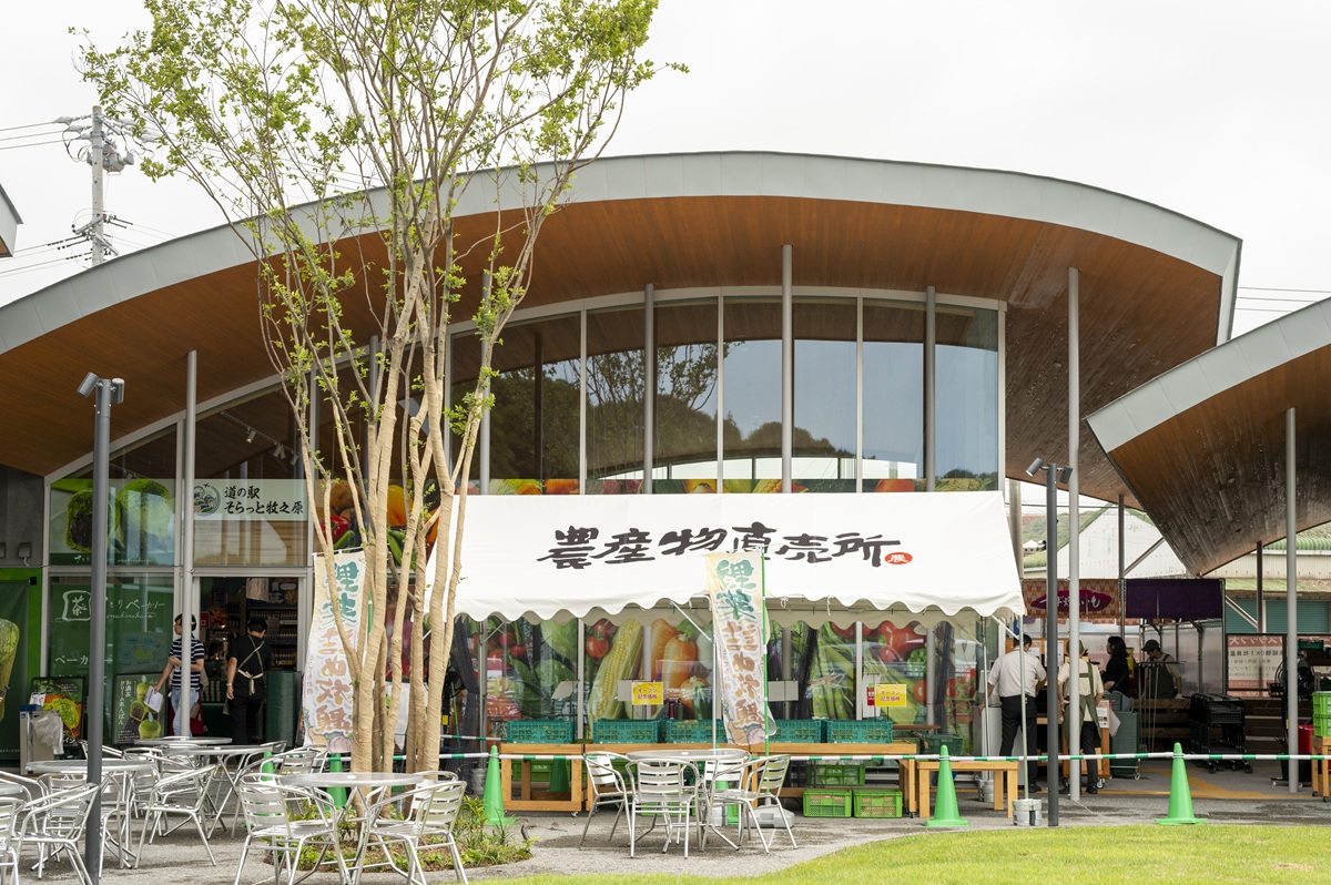 『道の駅 そらっと牧之原』中央に位置する「農産物直売所」。農産物以外にベーカリーやスイーツなど加工品も豊富