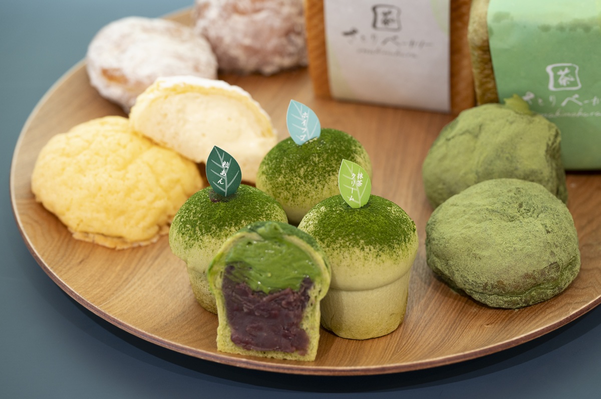 『道の駅 そらっと牧之原』右上からお濃茶食パン900円、お濃茶クリーム生ドーナツ1個400円、お濃茶ふわふわクリームあんぱん1個400円、サクふわクリームメロンパン1個330円