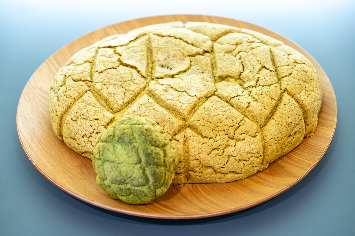『道の駅 そらっと牧之原』巨大な「亀の甲羅メロンパン」3000円。通常のお抹茶メロンパン350円のなんと20個分！