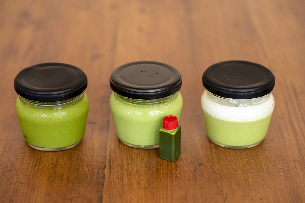 『道の駅 そらっと牧之原』淡はお抹茶のお薄、特濃はお濃茶風。濃は小豆入りで、抹茶のソースを加えて味わう。器も茶碗風でかわいい