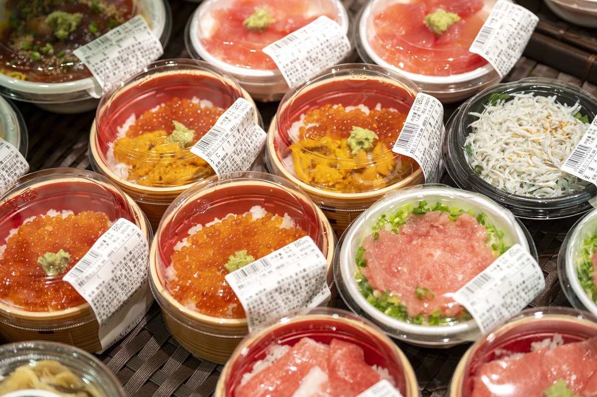 『道の駅 そらっと牧之原』駿河湾らしいシラス、カツオなどの海鮮丼。マグロも数種の盛り合わせで味わえる