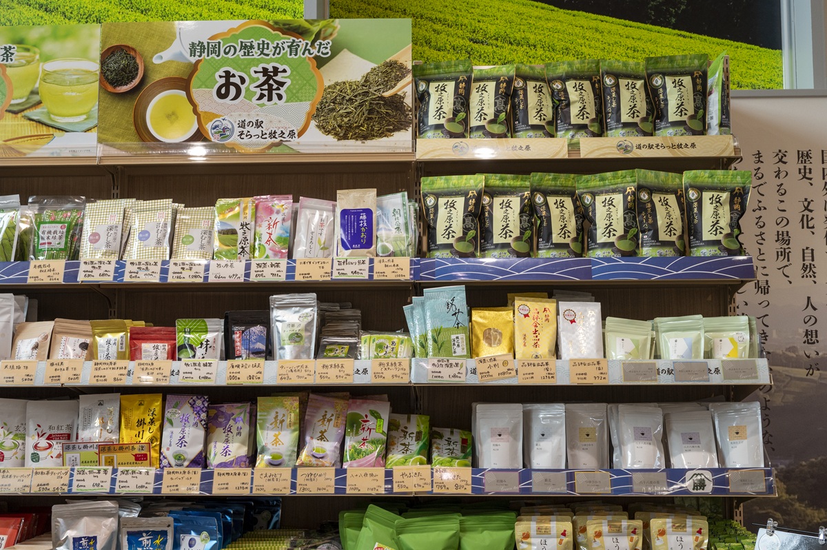 『道の駅 そらっと牧之原』もちろんお茶コーナーも大充実。牧之原は深蒸し茶の生まれ故郷でもある