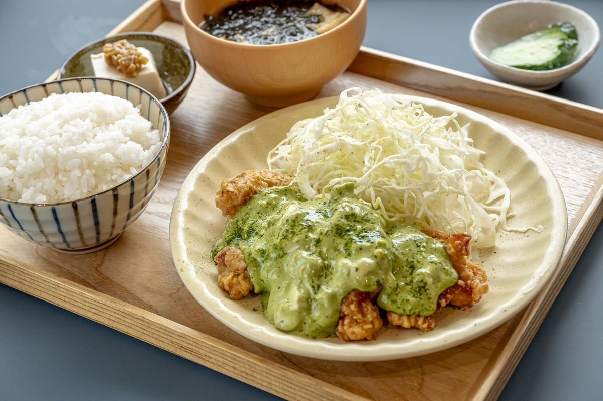 『道の駅 そらっと牧之原』お茶入りのタルタルソースをかけた「茶ル茶ルチキン定食」1320円