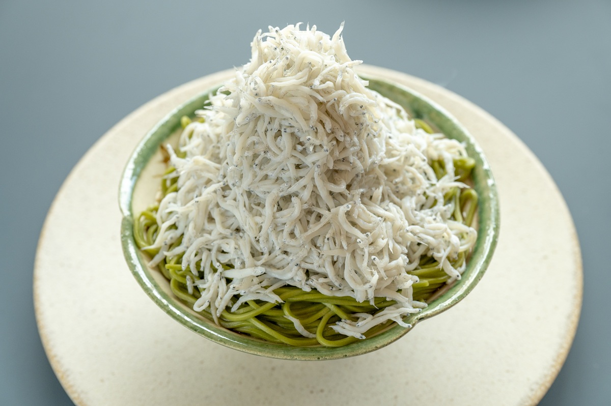 『道の駅 そらっと牧之原』牧之原茶そばに釜揚げしらすたっぷりの「しらすどっさりそば」1650円は富士山型