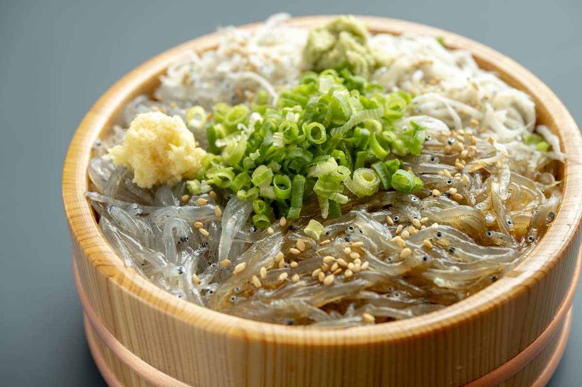 『道の駅 そらっと牧之原』生、釜揚げ、漬けで味わう「駿河湾しらす3色丼」1500円