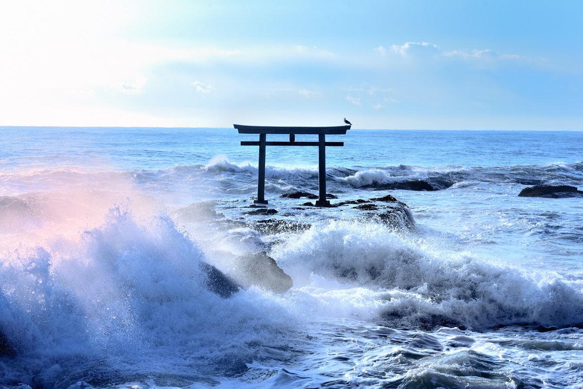 荒波が洗う神磯の鳥居