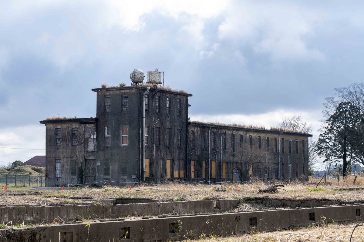 「本庁舎」裏側から見ると塔屋を含めて3階とわかる