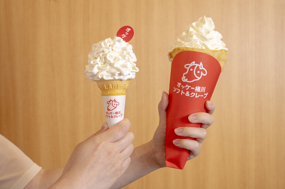 べに花の郷おけがわ ミルクソフト450円(左)、オッケークレープの生クリーム盛り1200円