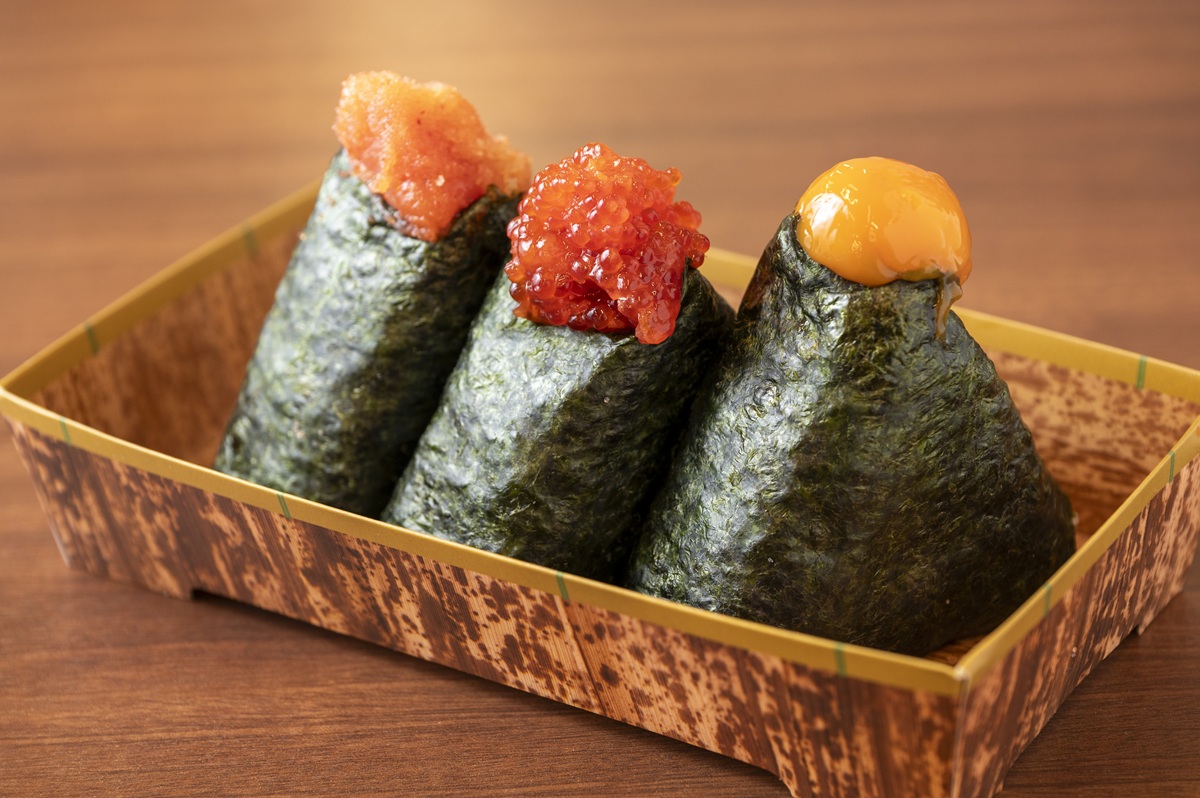 「道の駅 べに花の郷おけがわ」卵黄醤油にぎり286円、すじこにぎり418円、辛子明太にぎり330円