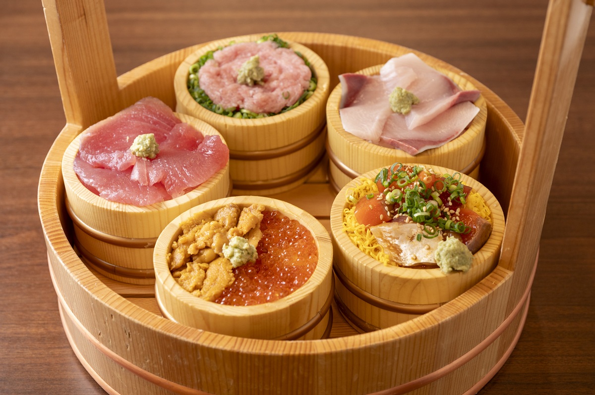 「道の駅 べに花の郷おけがわ」オーケー桶祭り丼 5種祭り3740円(約2人前)。単品での注文もできます
