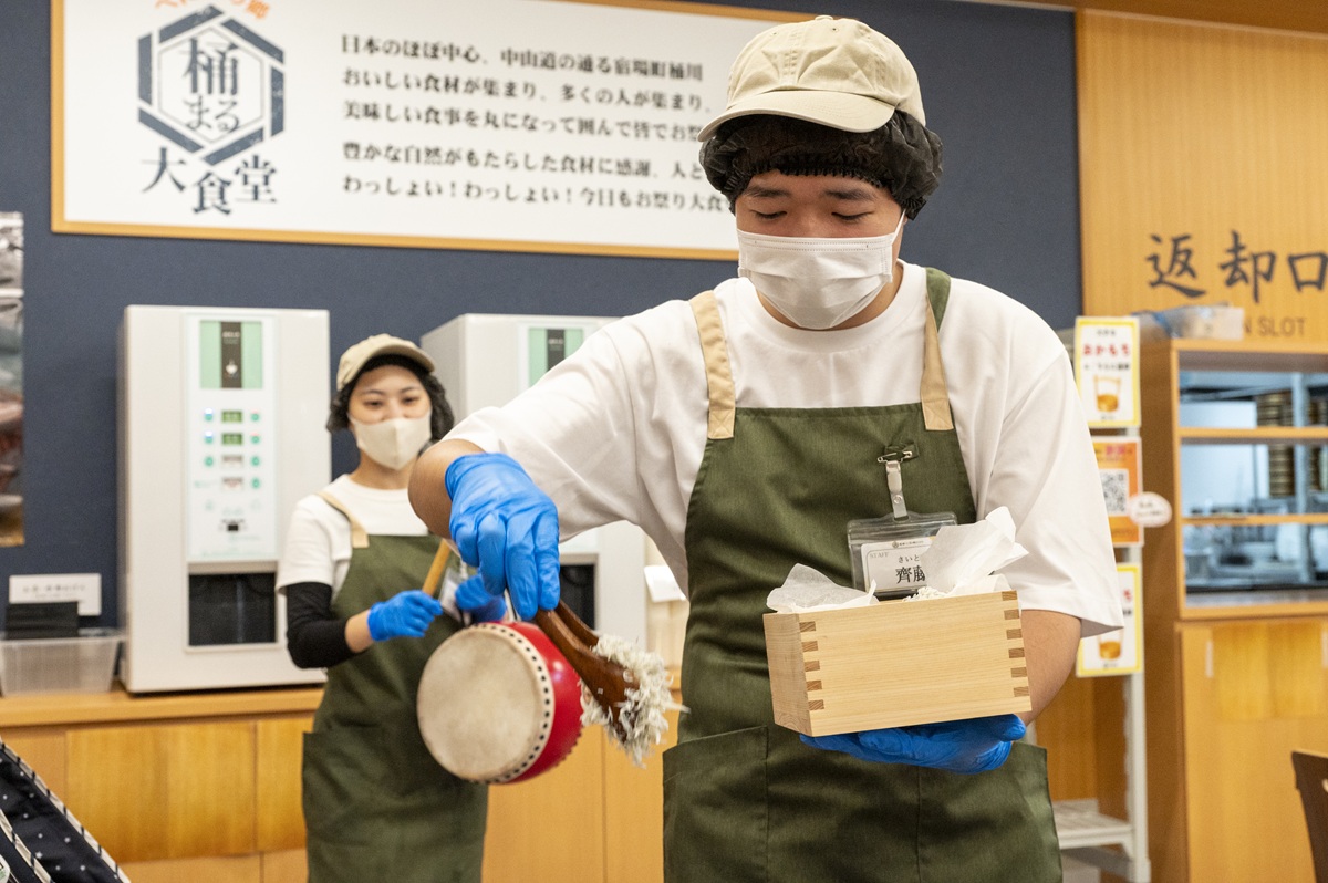 スタッフによる太鼓と元気な掛け声が響きます