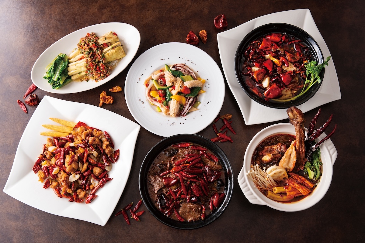 左上から時計回りに「蒸しナスの牛肉入り発酵唐辛子ソース」3200円、「自家製発酵唐辛子とスルメイカの炒め」4400円、「白身魚の山椒唐辛子オイル仕立て」4500円、「やわらかスペアリブ入り 豪華具材入り麻辣湯（マーラータン）」3800円、「激辛！牛ヒレ肉の山椒唐辛子煮込み麺」5200円、「鶏もも肉の楽山風唐辛子炒め」3800円