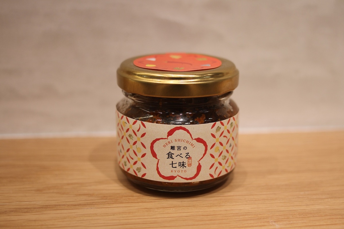 ご飯のお供におすすめ！ゆず風味の「食べる七味」853円も