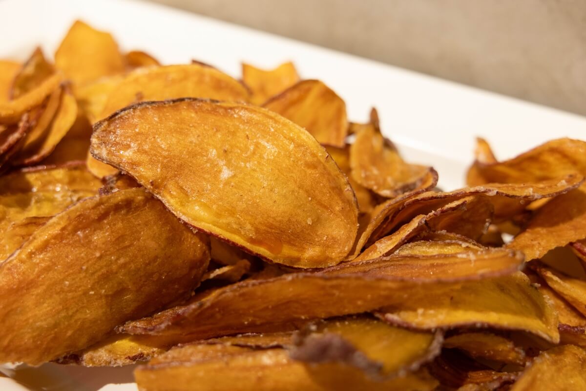 しっかりとした歯応えが感じられるさつまいもチップス