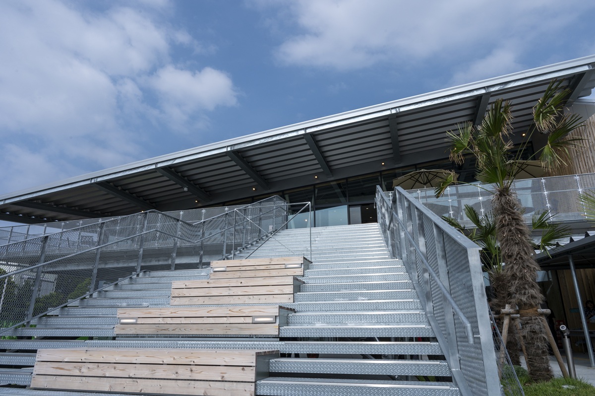 「道の駅湘南ちがさき」海に浮かぶ船をイメージした設計だ