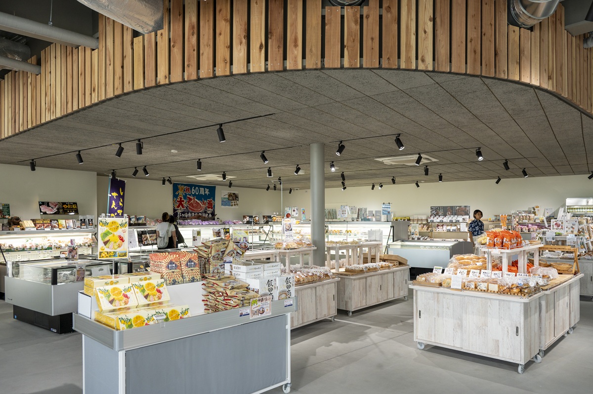 「道の駅湘南ちがさき」ぬくもりを感じさせる木のルーバー(羽板)