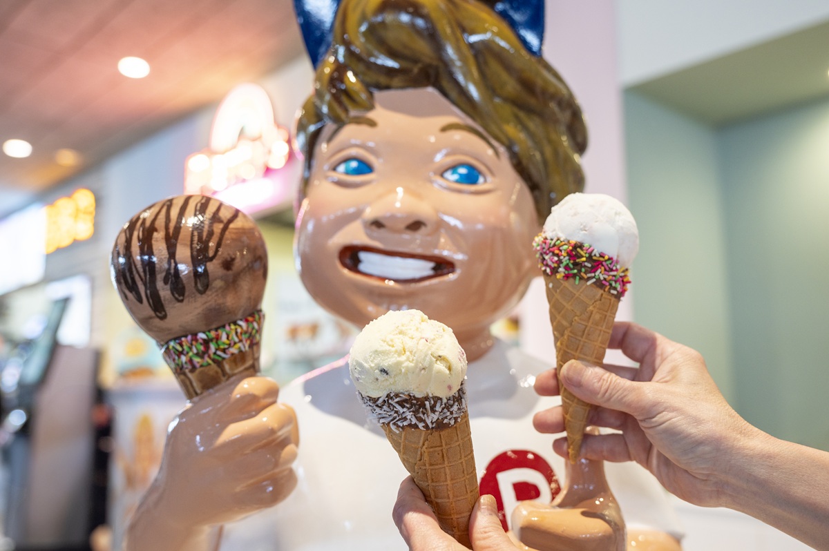 「道の駅湘南ちがさき」道の駅オリジナルフレーバーのレインボーとココナツ各700円。キャラクターボーイのマイキーくんとともに