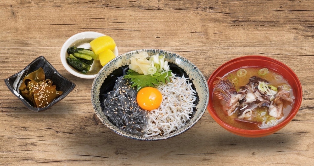 「道の駅湘南ちがさき」生しらすと釜揚げしらすの2色丼1500円(味噌汁小鉢付き1800円)