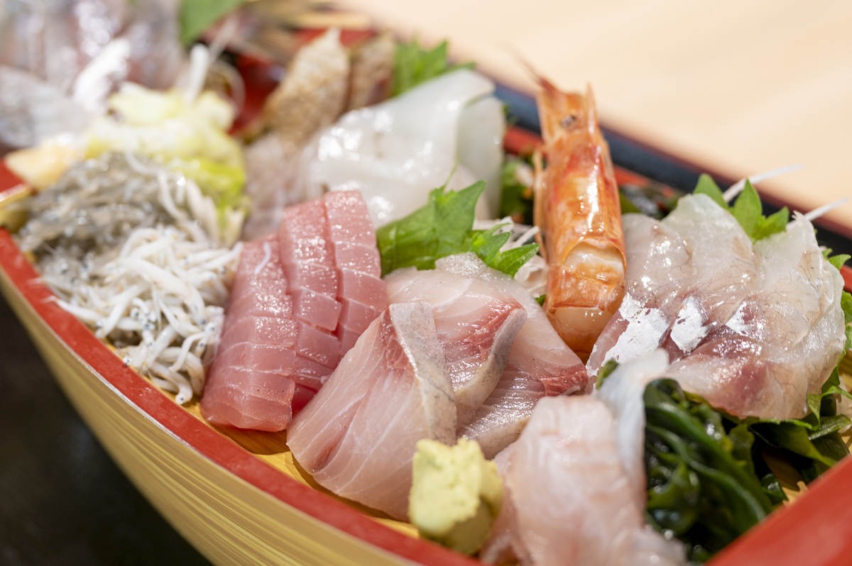 「道の駅湘南ちがさき」船盛り2200円(ごはん、あら汁、小鉢、おしんこ付き定食2500円)