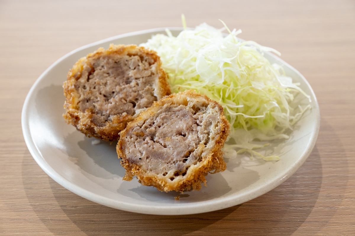 「道の駅湘南ちがさき」神奈川B級グルメ3冠受賞の名物「茅ヶ崎メンチ」1個300円