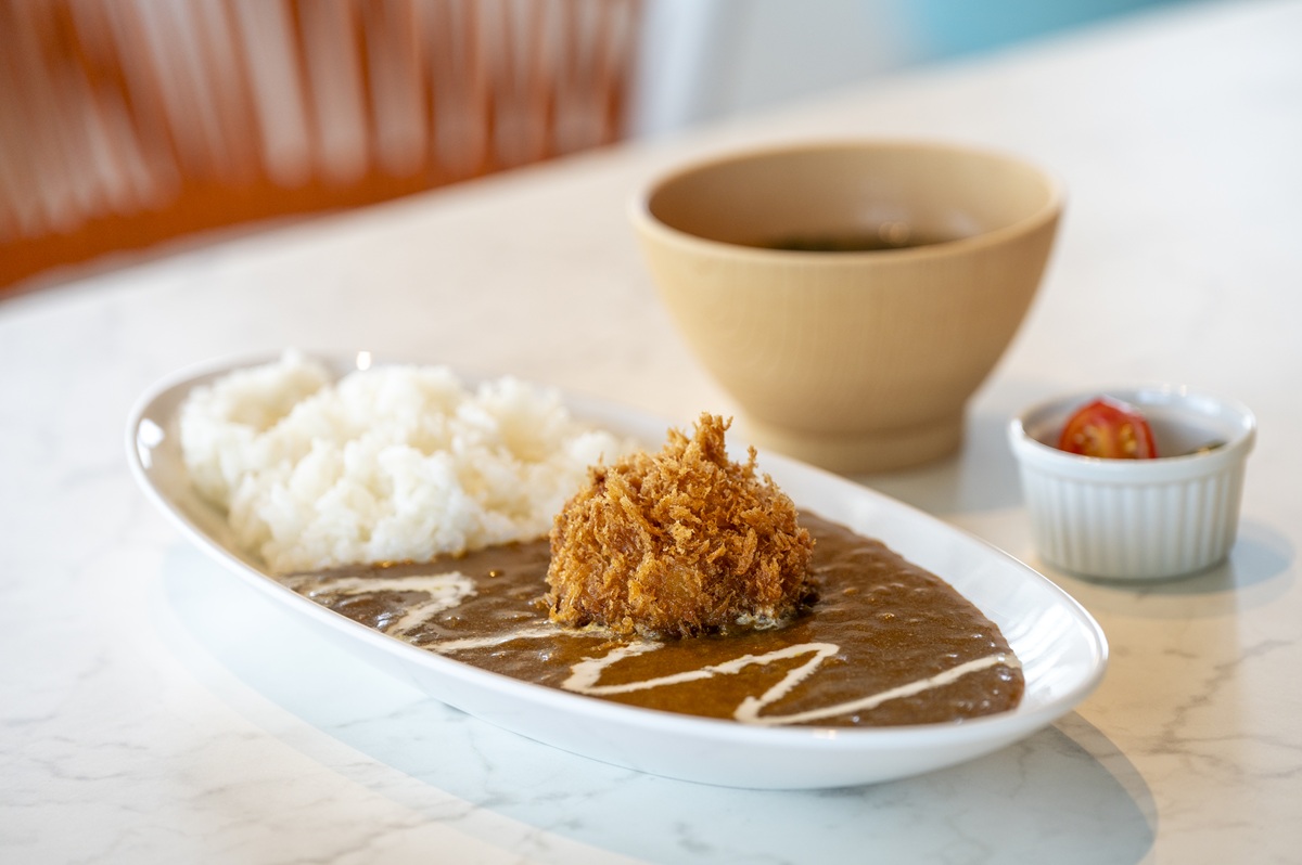「茅ヶ崎メンチ波乗りカレー」(湘南ピクルス、味噌汁付き)1000円
