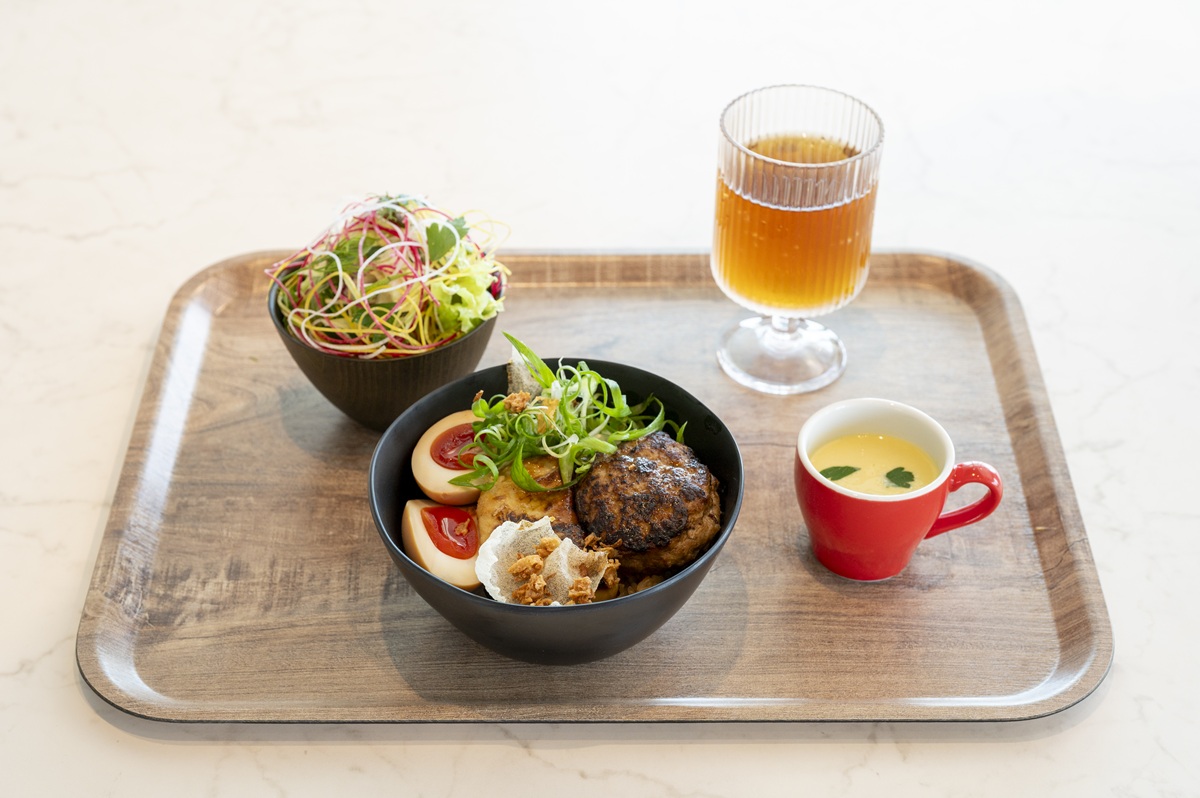 「道の駅湘南ちがさき」トリュフソースのフォアグラハンバーグ丼~極~2200円