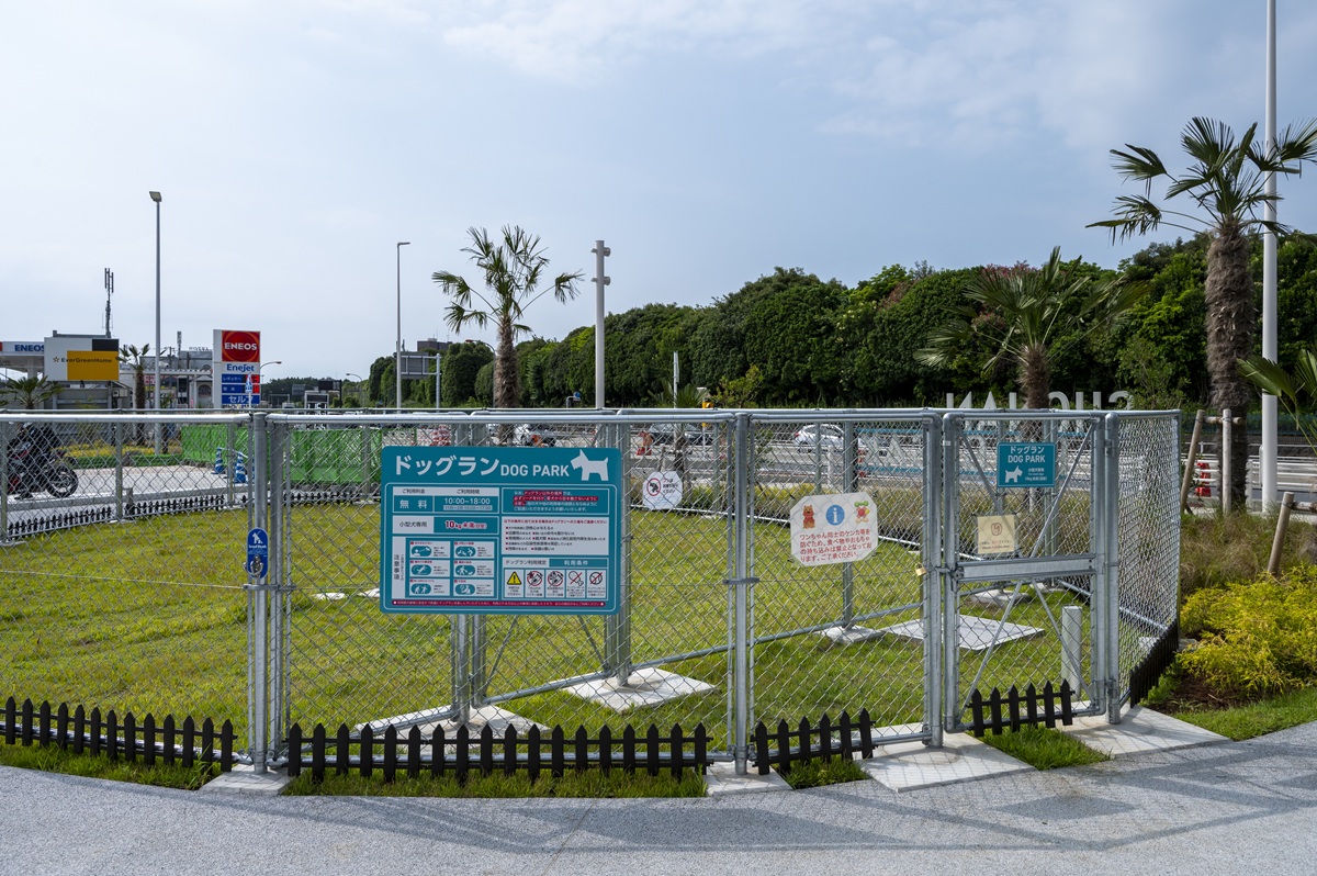 「道の駅湘南ちがさき」正面入口前のふれあい広場にある