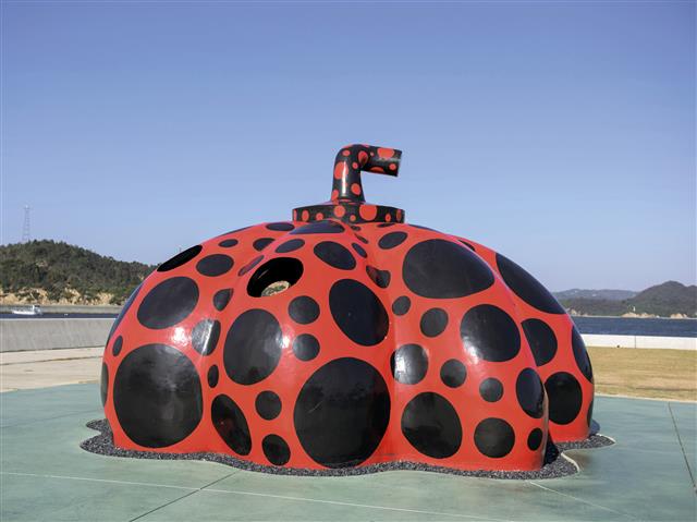 &copy;YAYOI KUSAMA／無断転載不可<br />草間彌生「赤かぼちゃ」2006年直島・宮浦港緑地／写真：青地大輔