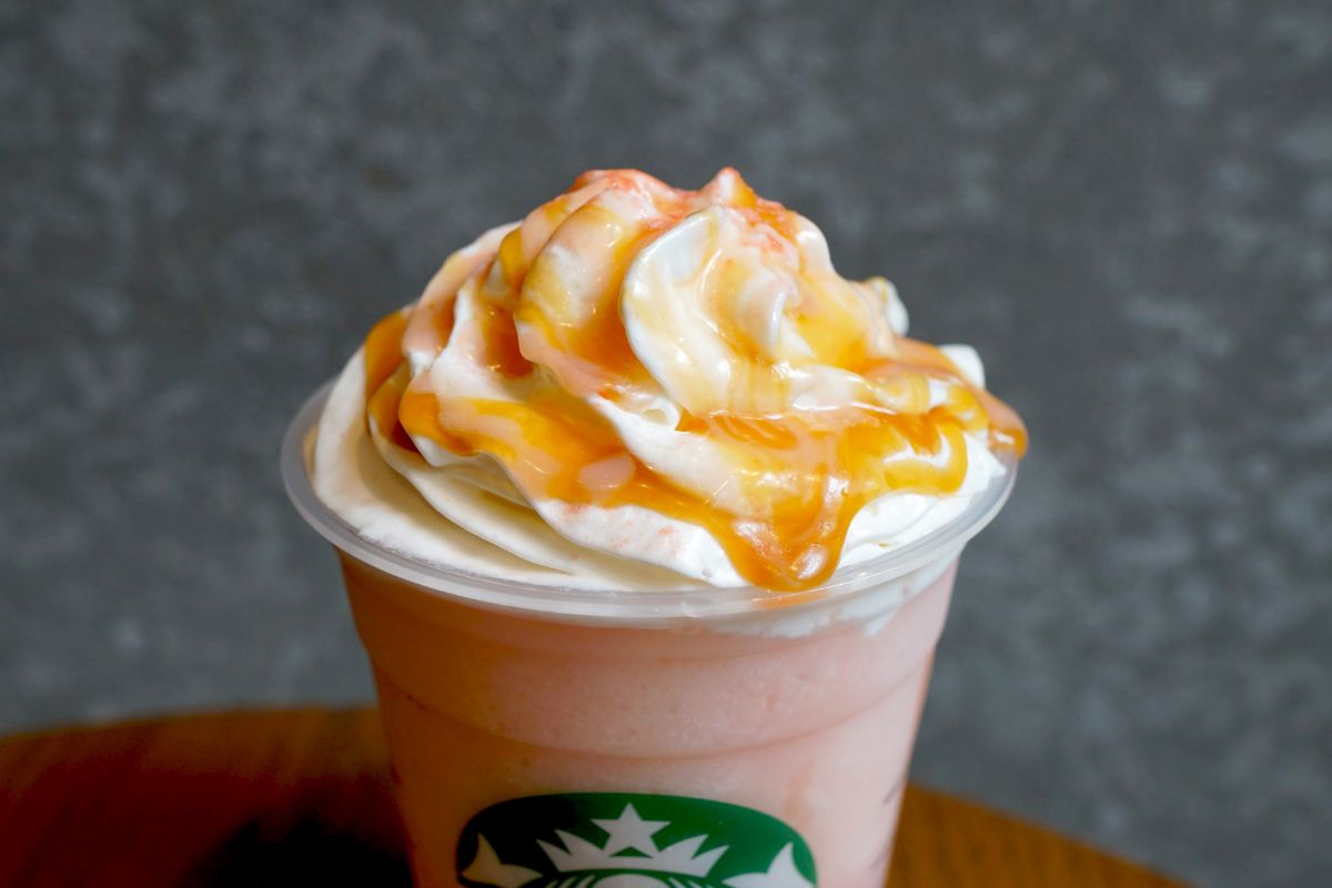 「ヘブンリー ピーチ フラペチーノ®」トッピングカスタマイズ:ハチミツ追加(無料)、キャラメルソース追加(無料)