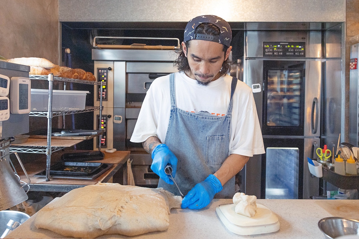 手を止めることなくパンを仕込む北方さん