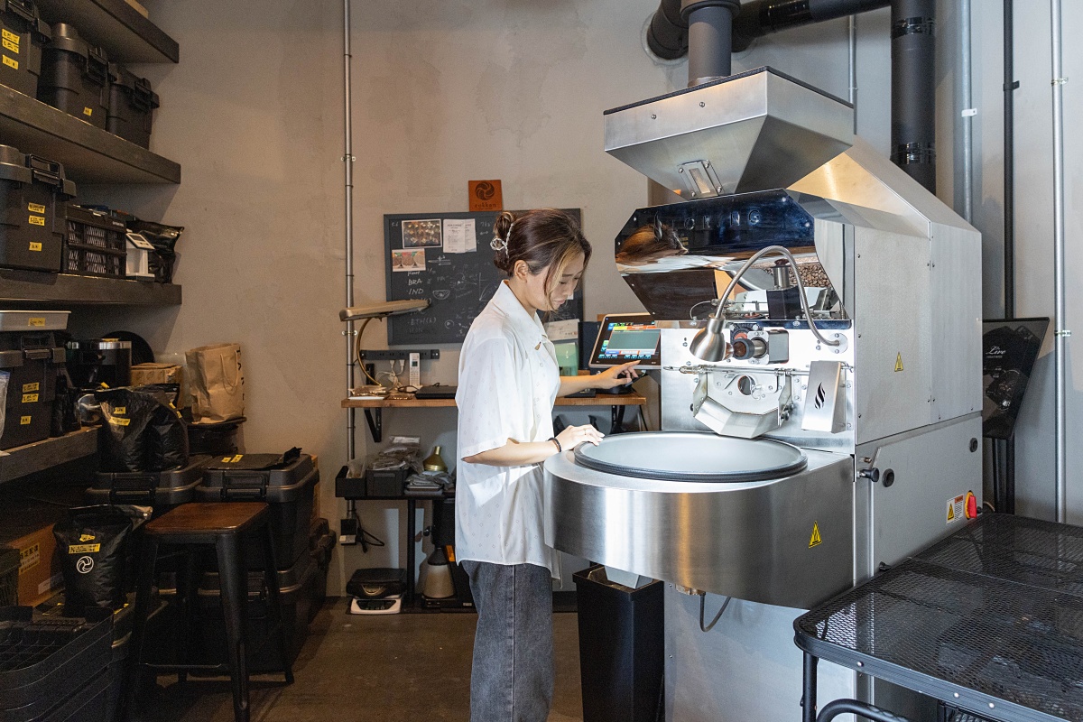 焙煎をする店長の安次富（あしとみ）さん