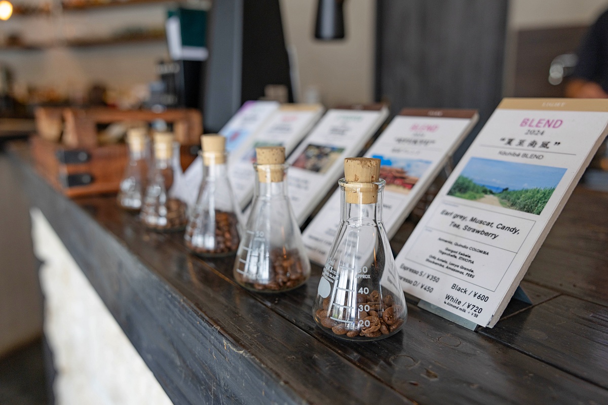 香りが試せるようコーヒー豆が入った容器が並べられ、豆の情報が書かれたプロフィールも添えられています