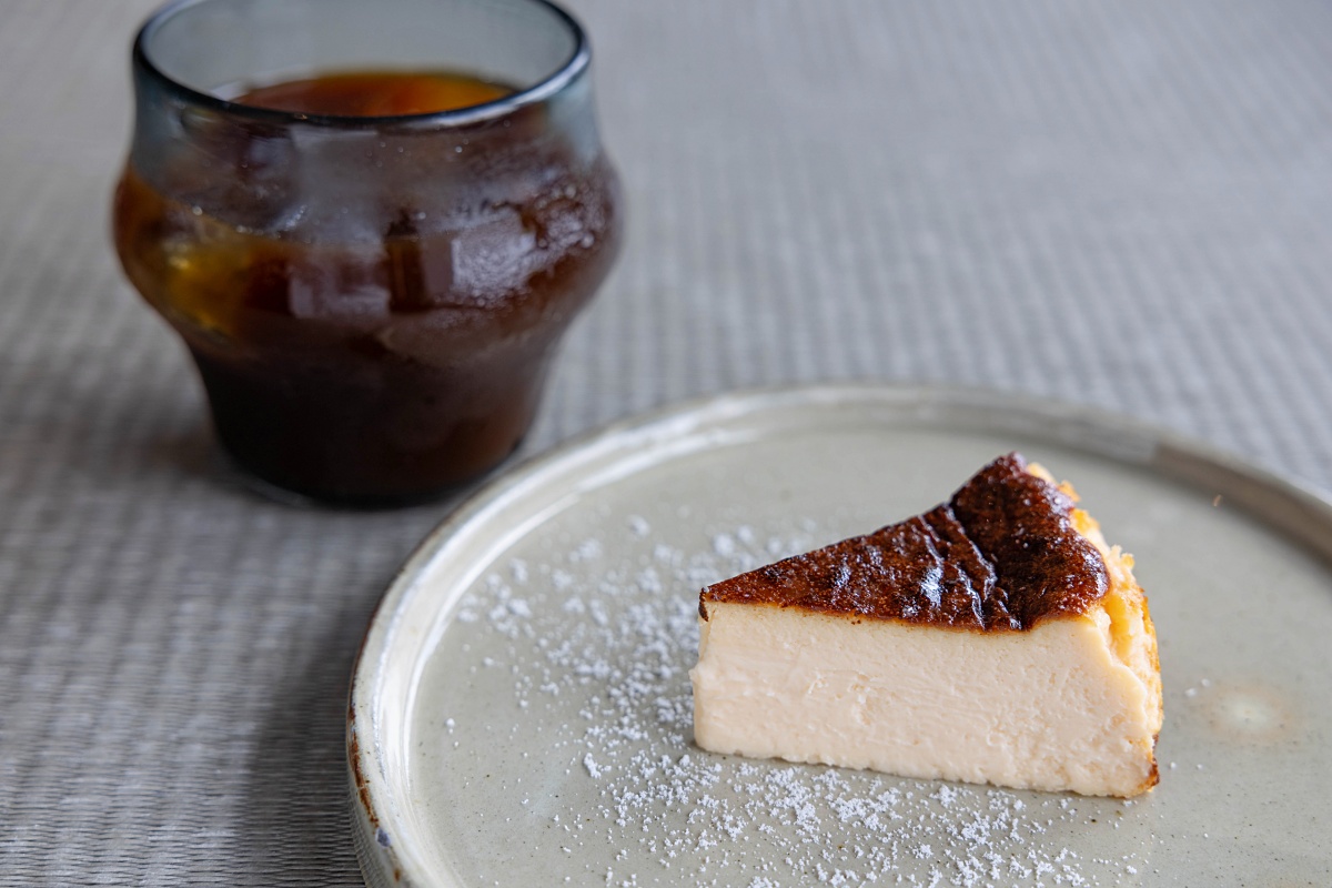 老若男女に人気の「バスクチーズケーキ」600円、「ブラックコーヒー」600円