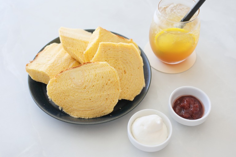 「THEOくんのバウムクーヘン食べ放題」THEOが焼いたバウムクーヘンの50分間食べ放題。トッピングに生クリーム・ジャム付き、ワンドリンク制（写真はマイスターコーラ＋150円）　イートイン・フルサービスのみ　2970円