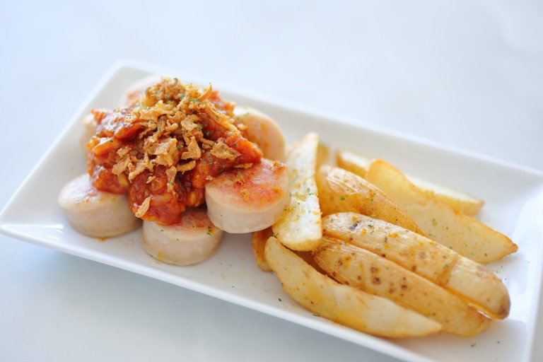 「カリーブルスト」イートイン　セルフサービス600円、フルサービス935円、テイクアウト810円