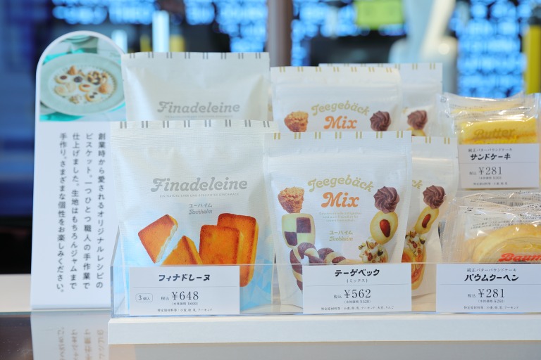 （左から）「フィナドレーヌ」3個入り648円、テーゲベック（ミックス）562円など