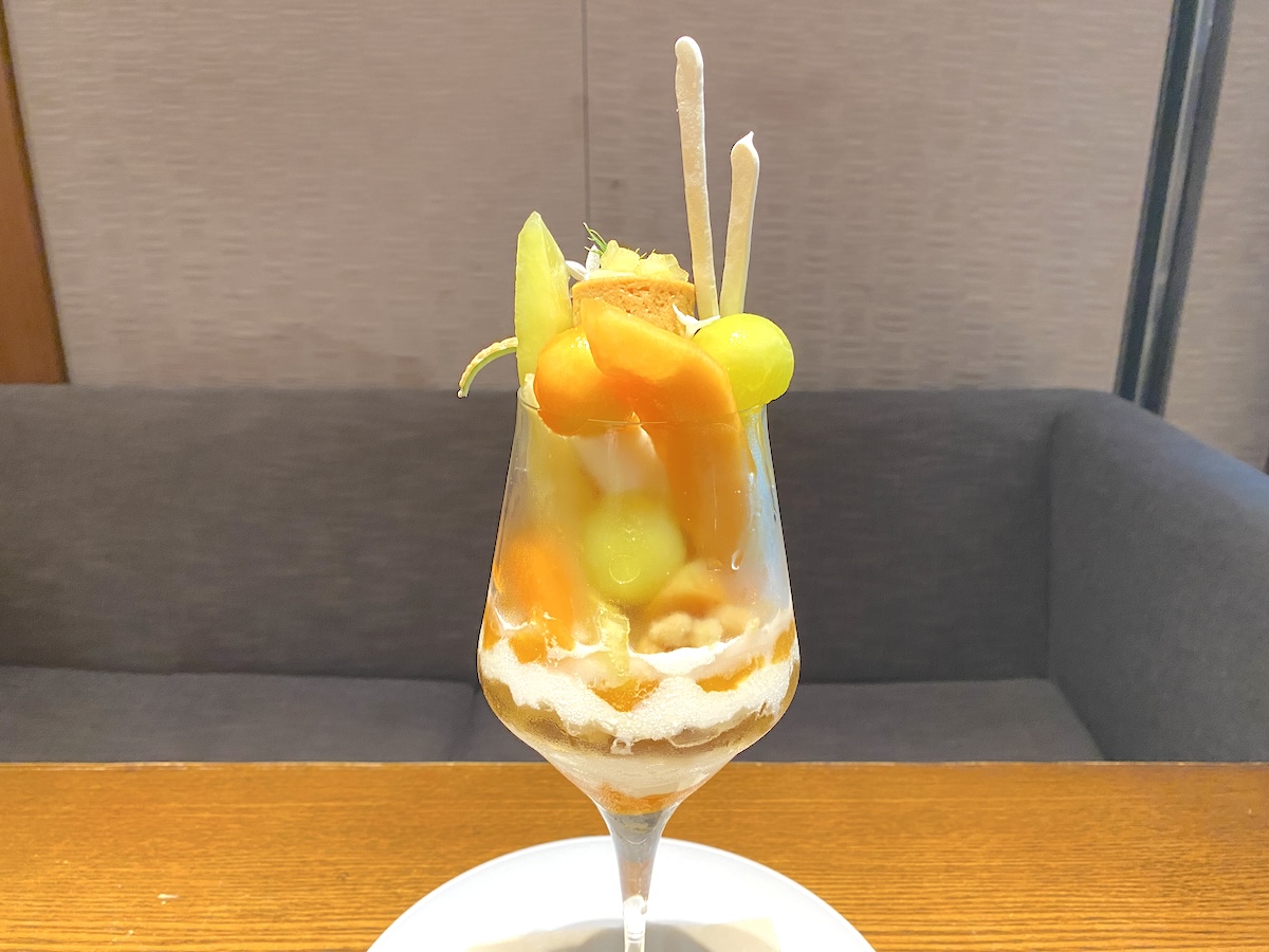 「BURDIGALA MARUNOUCHI The Lounge」白のパフェ1