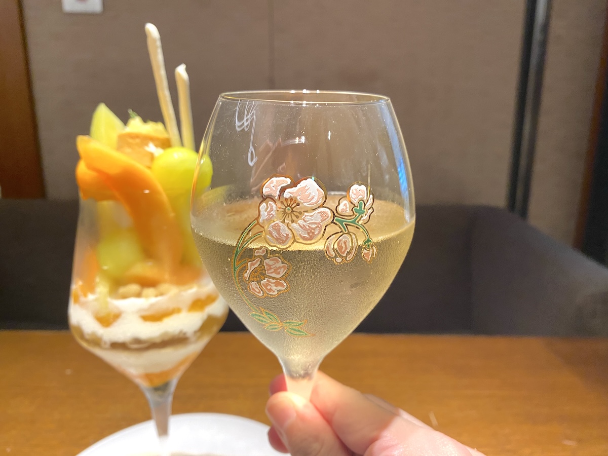 「BURDIGALA MARUNOUCHI The Lounge」白のパフェ2