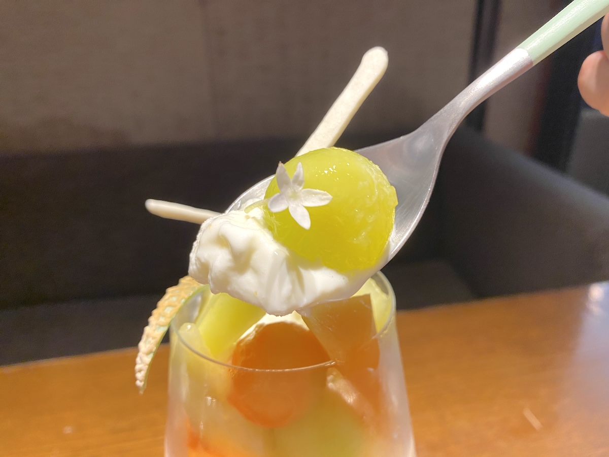 「BURDIGALA MARUNOUCHI The Lounge」白のパフェ3