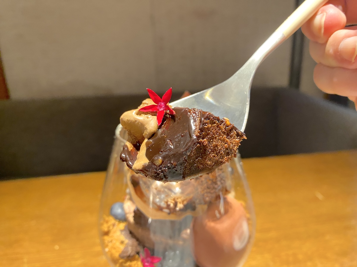 「BURDIGALA MARUNOUCHI The Lounge」黒のパフェ3